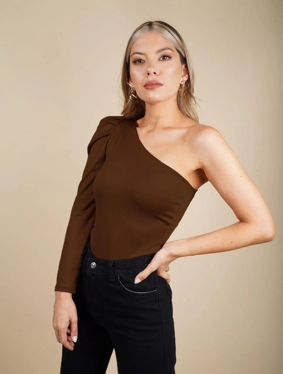 Body Escote Asimétrico Manga Bombacha - Safari Café - Molgoa