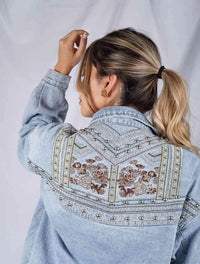 Chaqueta Jean con Apliques  - Cosmopolitan Azul