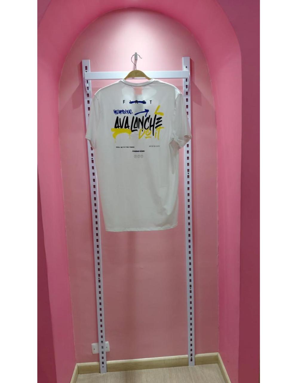 49. Camiseta blanca con estampado amarillo Floww En Perfecto Estado Exclusivo Estilo
