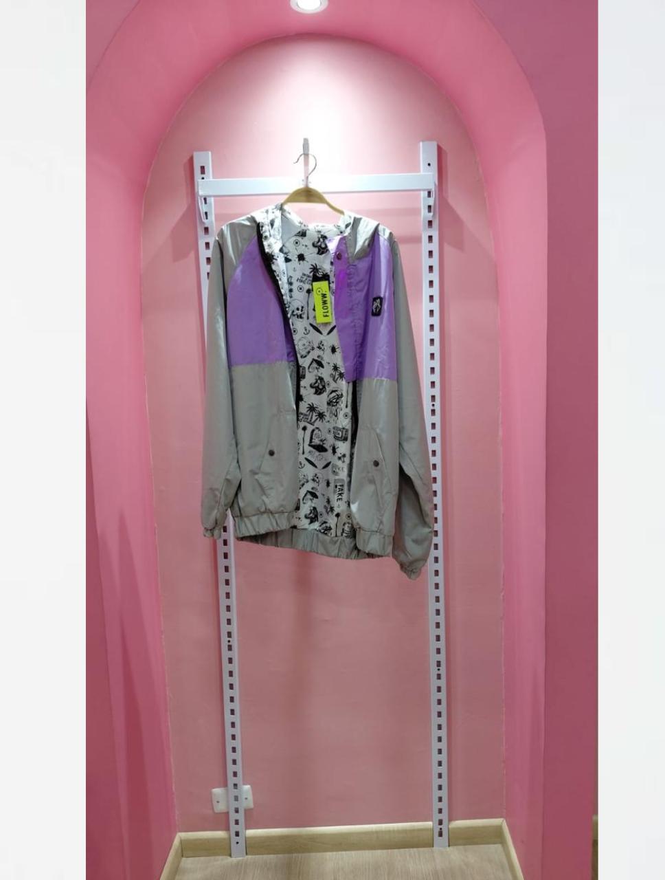 52. Chaqueta gris con morado Floww En Perfecto Estado Exclusivo Estilo