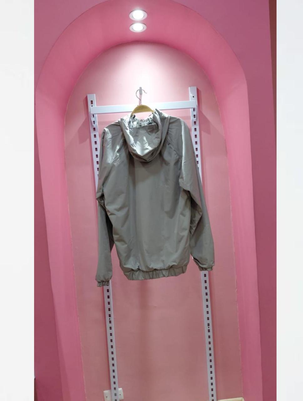 52. Chaqueta gris con morado Floww En Perfecto Estado Artesanal Diseño