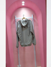 52. Chaqueta gris con morado Floww En Perfecto Estado Artesanal Diseño