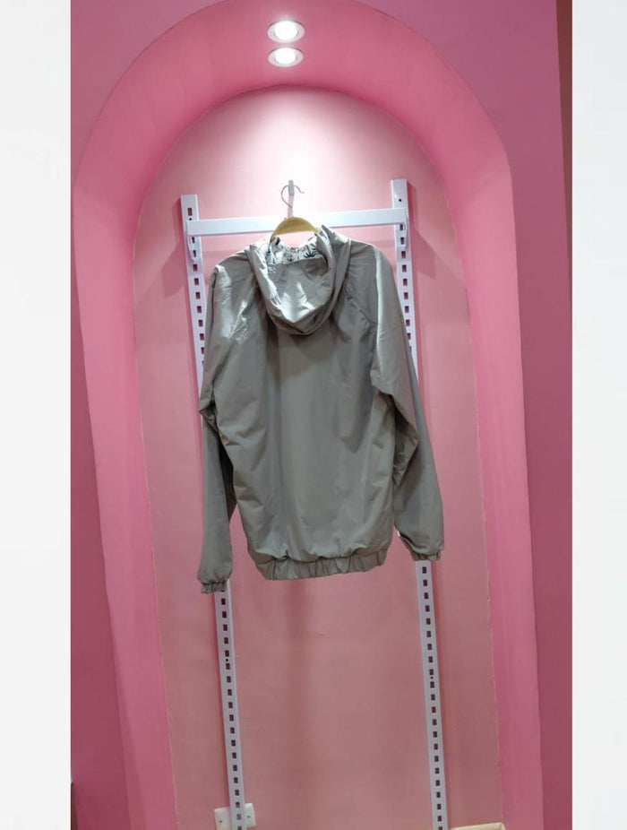 52. Chaqueta gris con morado Floww En Perfecto Estado Artesanal Diseño