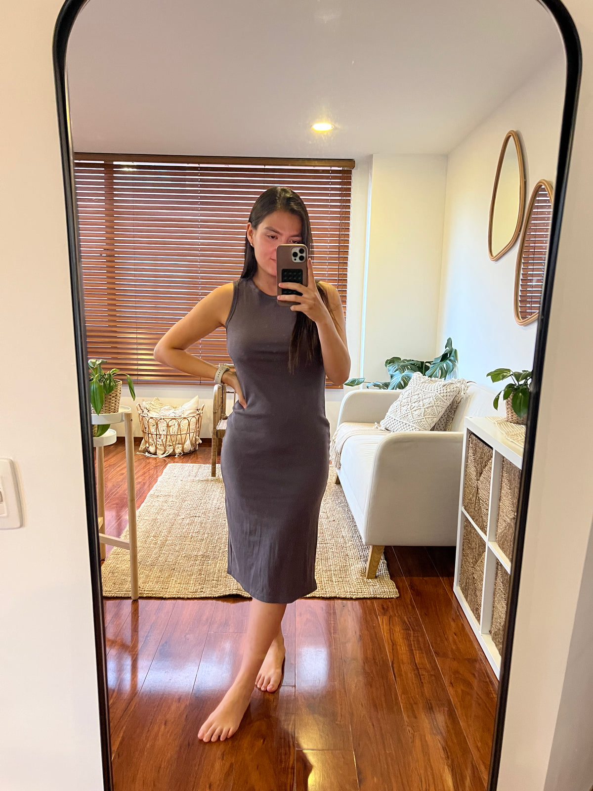 15. Vestido con Abertura Atrás Gris Artesanal Diseño