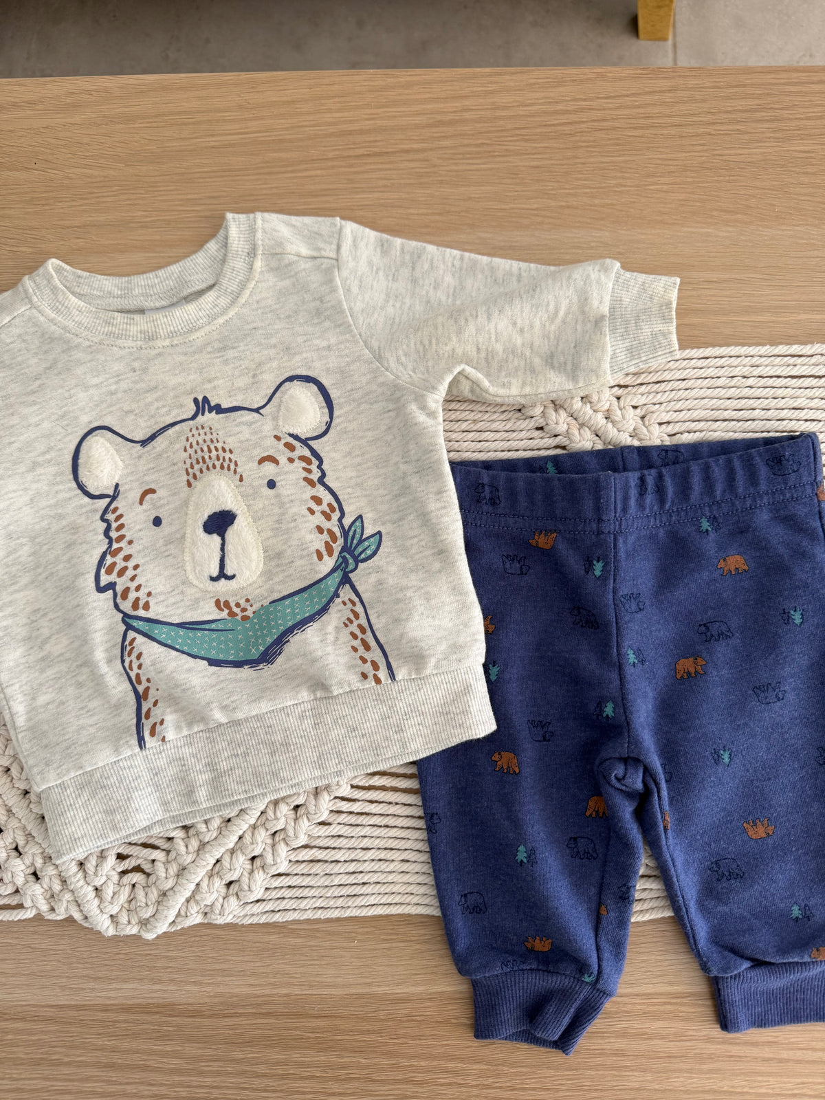 117. 2 Piezas de Patalón y Camiseta Para Bebé Carters en Perfecto Estado Artesanal Diseño