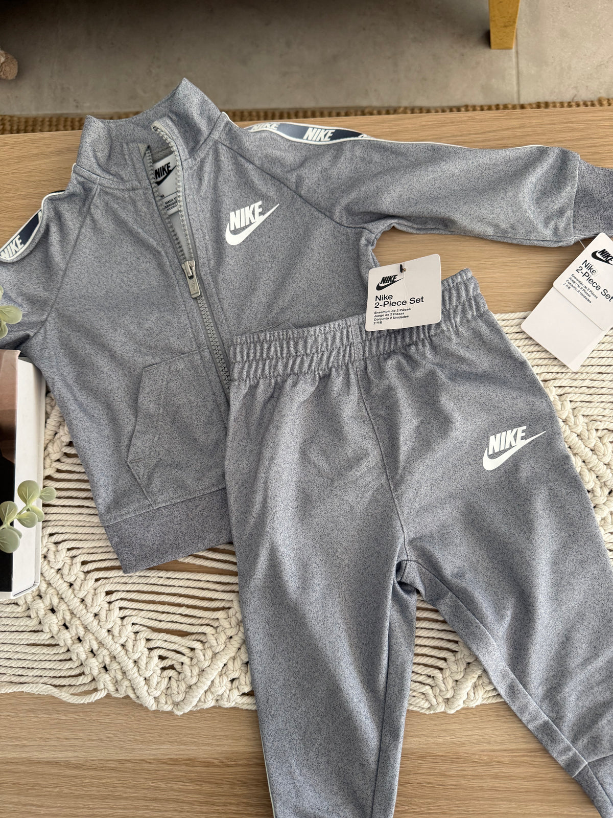 115. 2 Piezas de Pantalón y Buzo Para Bebé Nike en Perfecto Estado Artesanal Diseño
