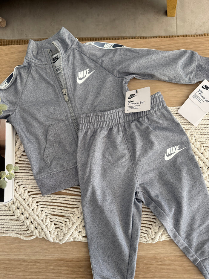 115. 2 Piezas de Pantalón y Buzo Para Bebé Nike en Perfecto Estado Artesanal Diseño