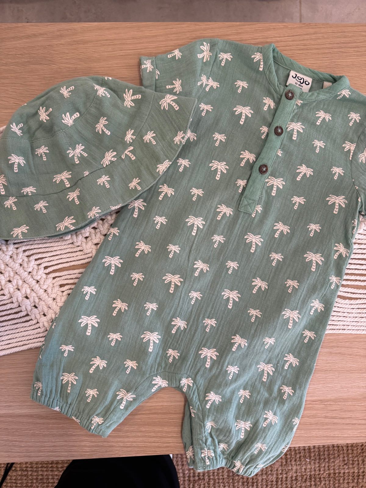 110. 2 Piezas de Enterizo y Gorro Para Bebé JoJo en Perfecto Estado Exclusivo Estilo