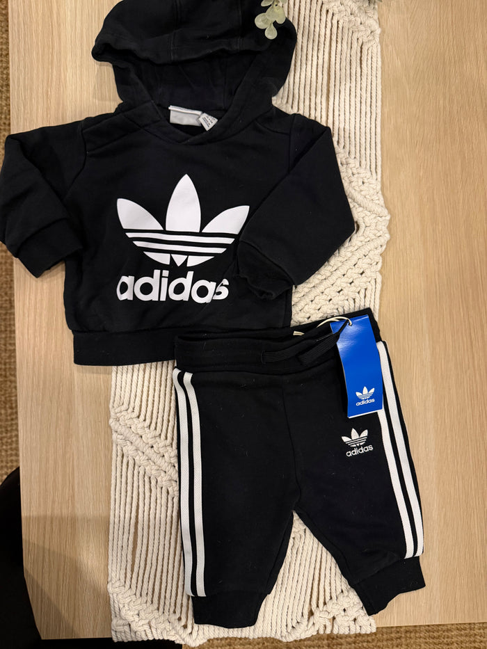 114. 2 Piezas de Pantalón y Buzo Para Bebé Adidas en Perfecto Estado Artesanal Diseño